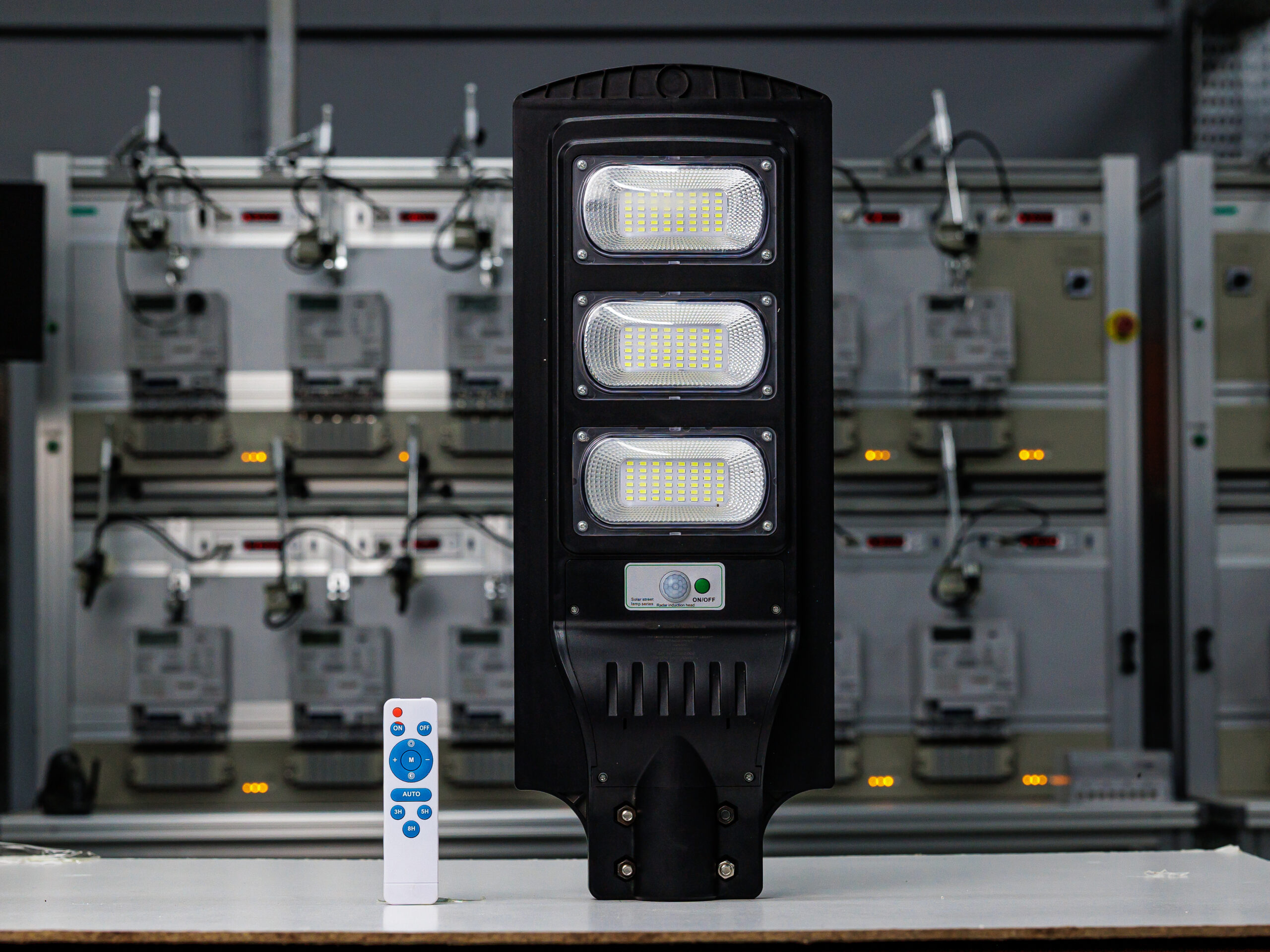 Integrated solar street lamp with remote control